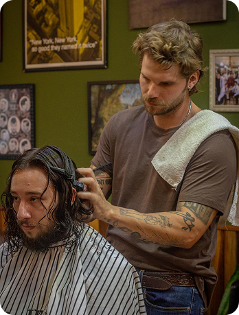 Barbeiro cortando cabelo comprido masculino