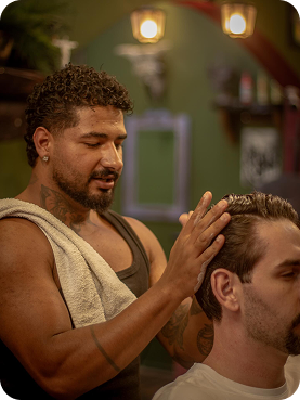 Barbeiro finalizando o corte de um cliente